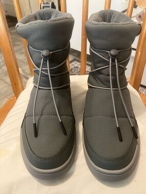 New new new !! PUMA. Women’s sz 7.5”.shades of grey quilted n fleece lined